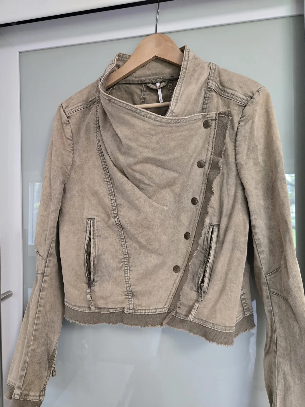Free People Washed Beige Utility Jean Jacket Size Medium - Picture 4 of 7